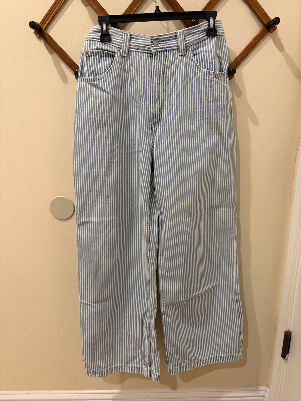 Hard to find Levi's Light Blue & White Striped Wide-Leg Jeans 🚂 side snaps!